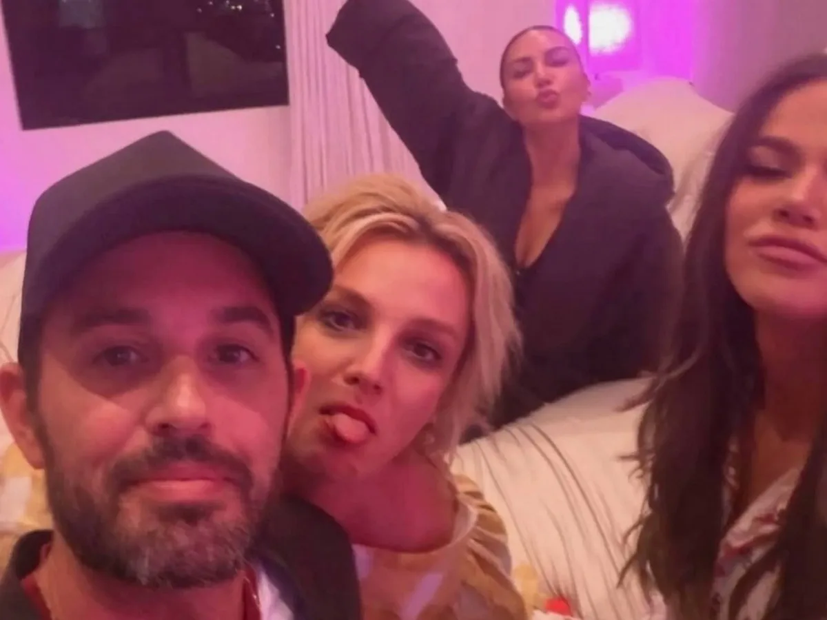 Бритни Спирс поделилась с Кардашьян фотографией своего нижнего белья0