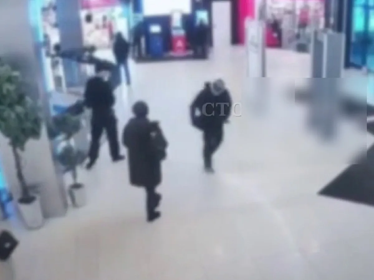 Подросток 16 лет в московском ТЦ ранил охранника ножом и ударил полицейских0