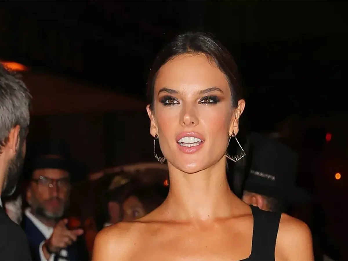 Алессандра Амбросио появилась в бикини вместе с любимым человеком0