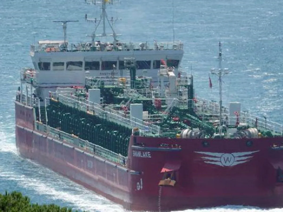 Трое российских моряков отравились на танкере в Стамбуле один человек скончался0