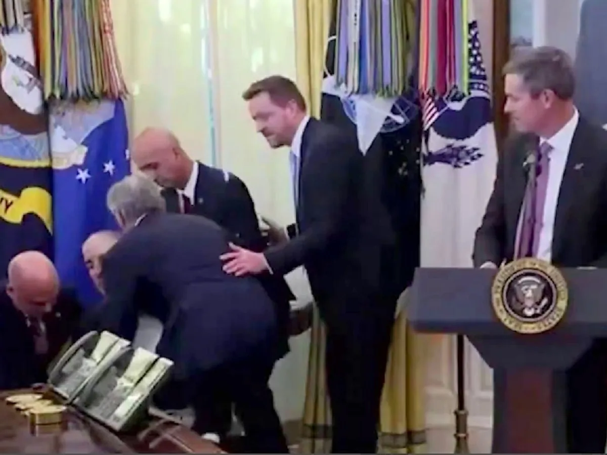 Глава Минздрава США опозорился в присутствии Трампа, проигнорировав упавшего без сознания топ-менеджера0