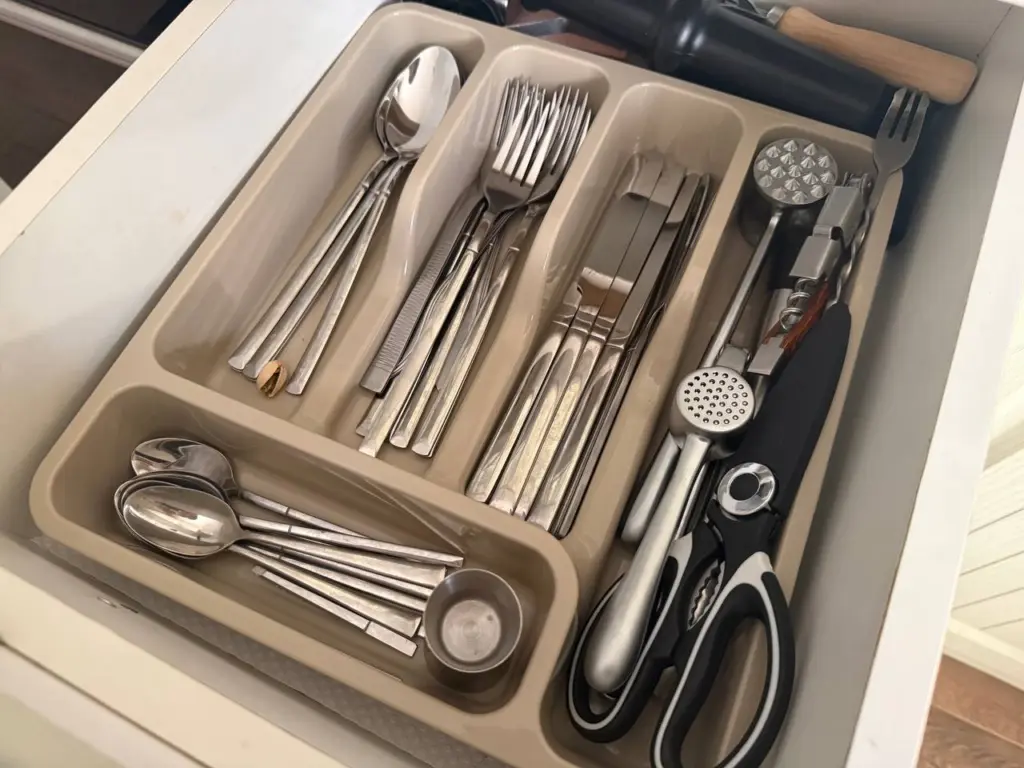 Если у вас завалялись старые ложки и вилки, не торопитесь их выбрасывать — из них получается удивительный домашний декор: интересный лайфхак