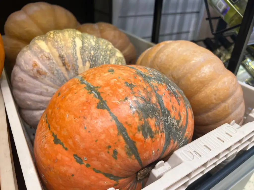 У нас тыква не залеживается, просто смешиваю ее с кефиром: по итогу – гора вкуснейших оладьев на завтрак