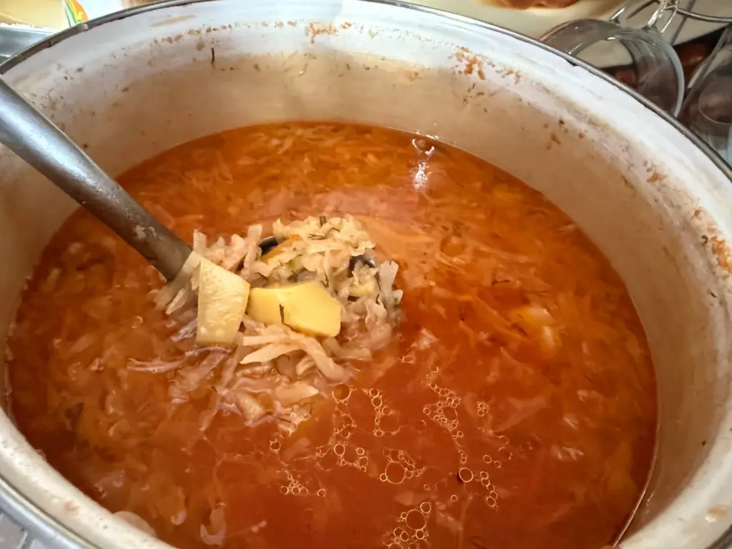 Как варят настоящий борщ, а не суп со свеклой: нашла рецепт в книге 1952 года — есть 2 лайфхака