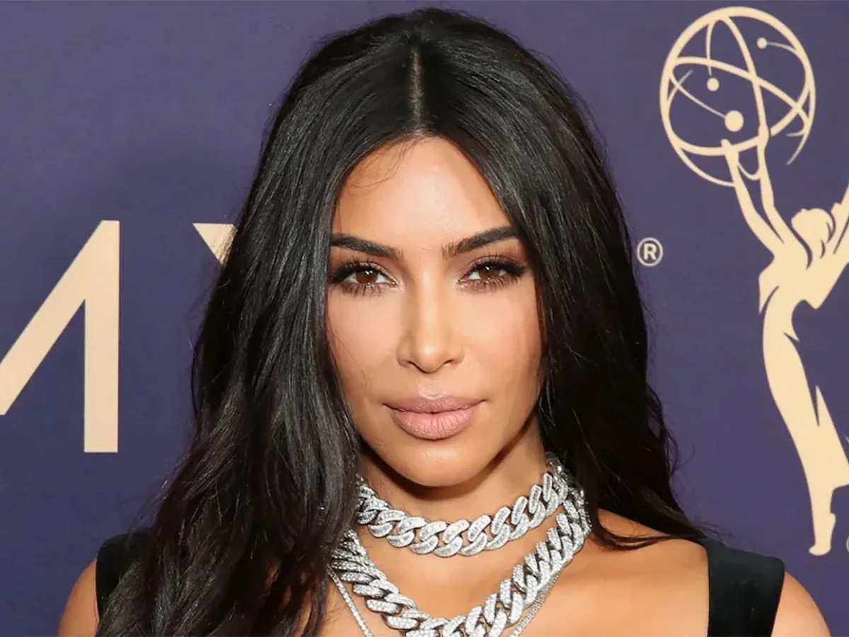 Ким Кардашьян рассмешила поклонников нижним бельём в «голом» платье0