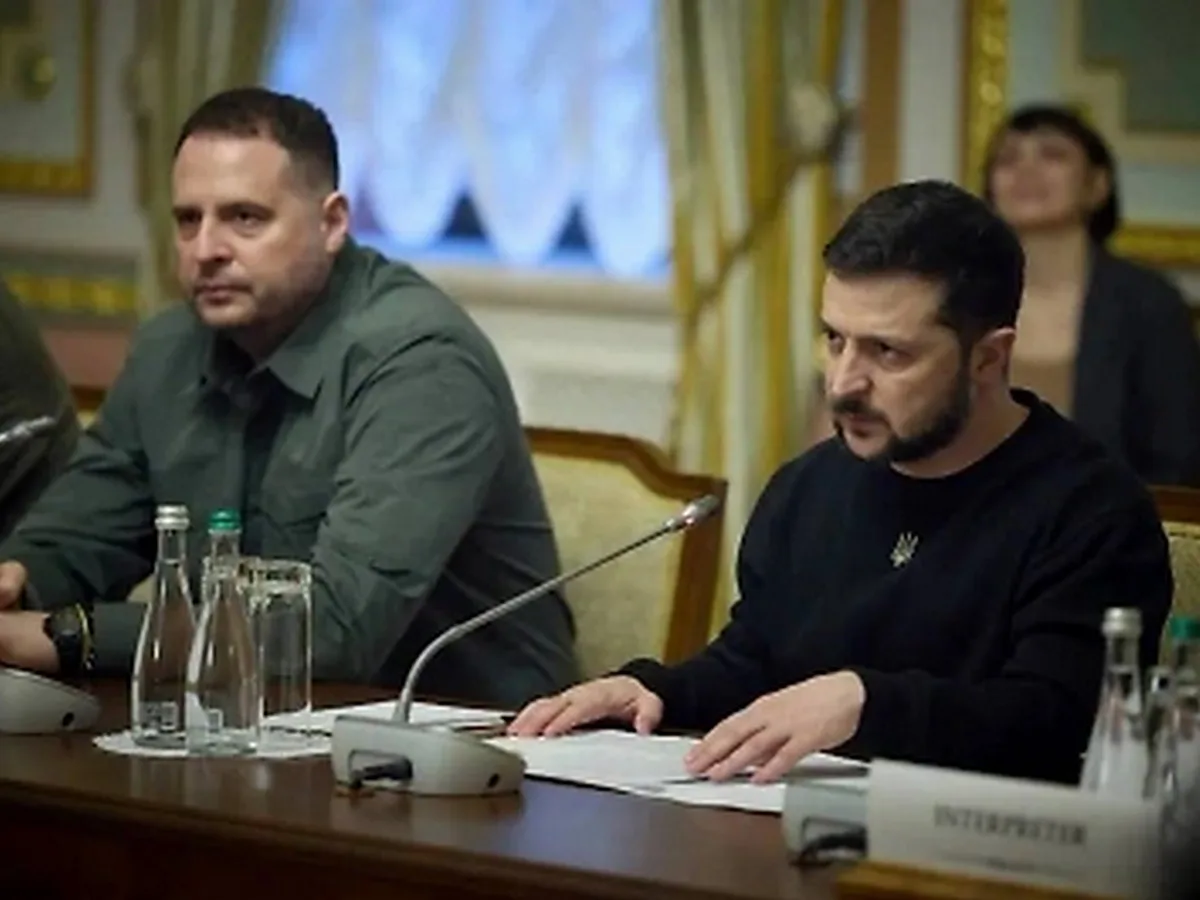 Зеленский отправил Ермака в отставку после обысков в офисе президента Украины0