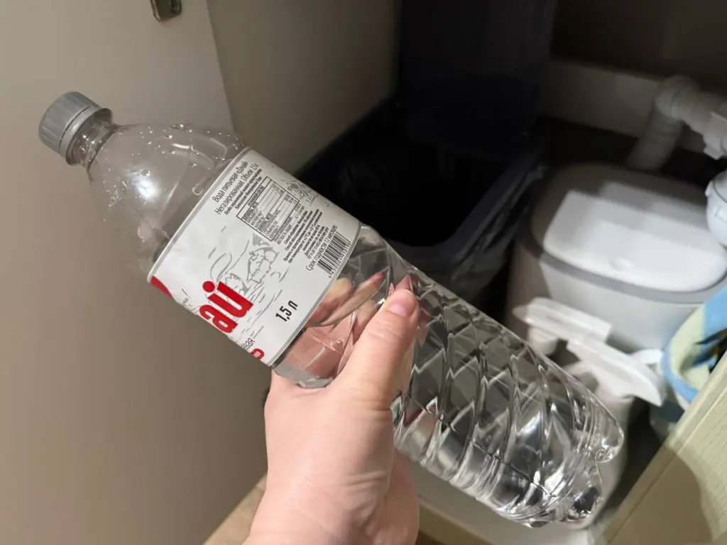 Кладу бутылку с водой в морозилку — и за электричество плачу копейки: удивительно, но работает