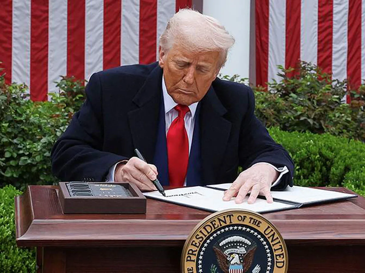 Трамп утвердил закон о раскрытии документов Эпштейна0