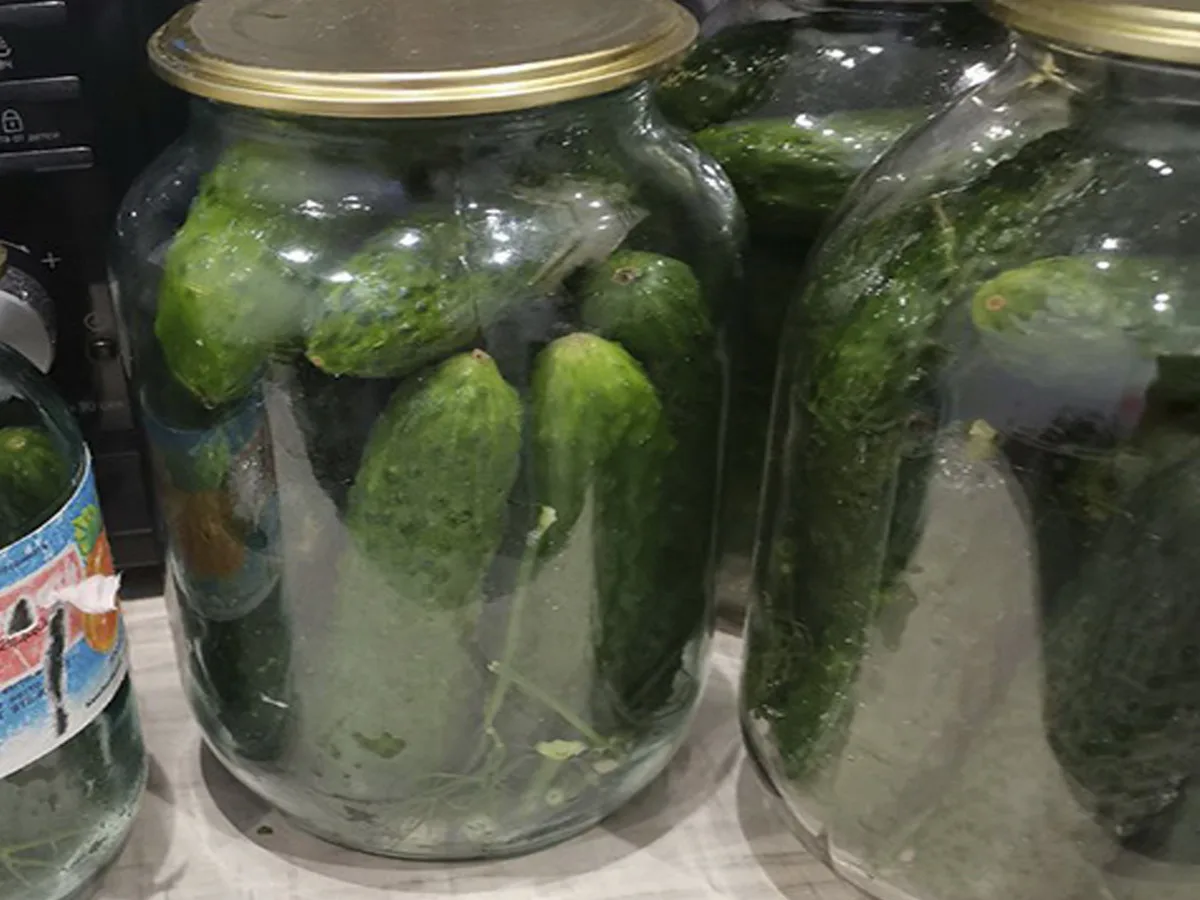 В Москве семья из пяти человек попала в реанимацию с ботулизмом после покупки солений с рынка0