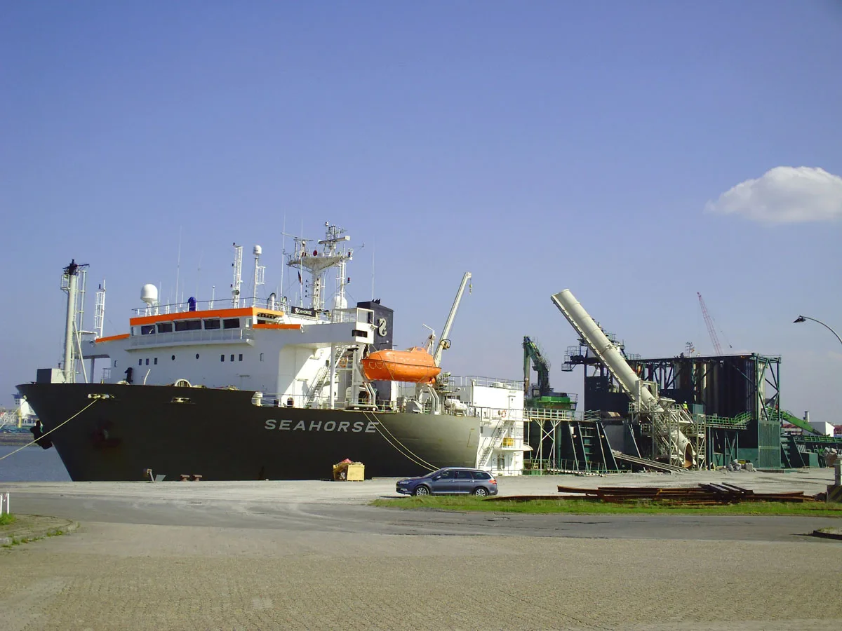 Bloomberg сообщает о том что эсминец США заблокировал российский танкер0