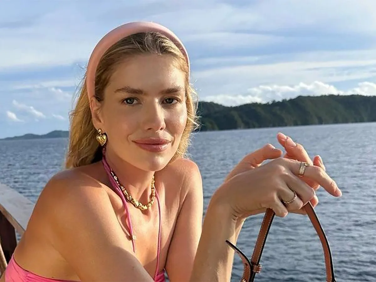 Бывшая жена российского миллионера позировала в одних трусах0