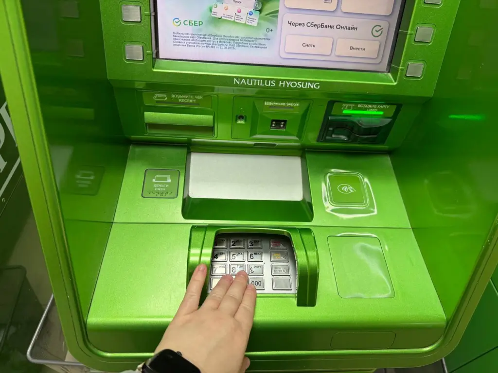 Переводить деньги с карты на карту теперь строго запрещено: сумму тут же заморозят — жесткий запрет от ЦБ