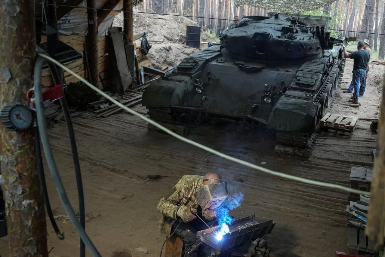 Процесс изготовления кустарного тяжелого бронетранспортера украинскими ремонтниками на шасси САУ "Мста-С" и башни от танка Т-72Б