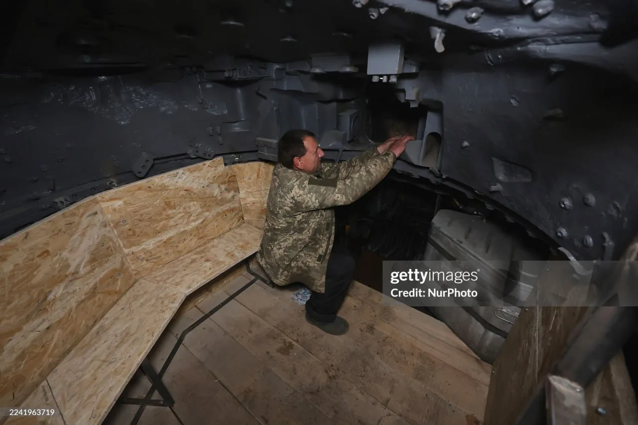 Процесс изготовления кустарного тяжелого бронетранспортера украинскими ремонтниками на шасси САУ "Мста-С" и башни от танка Т-72Б