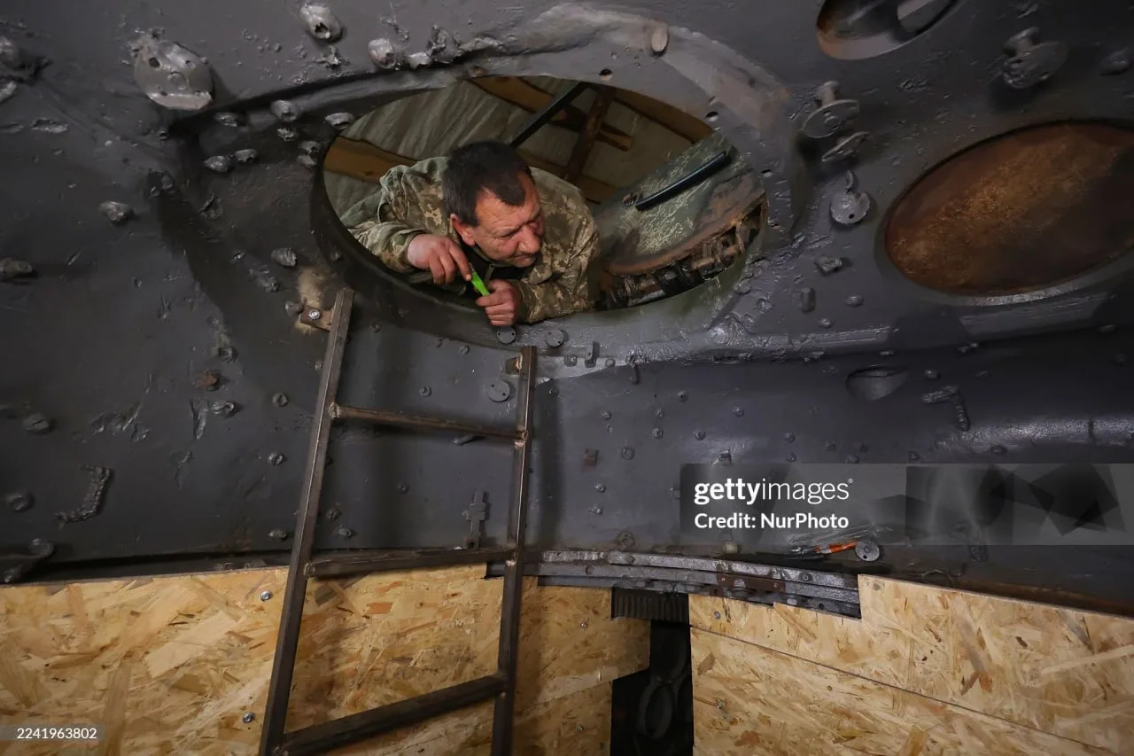 Процесс изготовления кустарного тяжелого бронетранспортера украинскими ремонтниками на шасси САУ "Мста-С" и башни от танка Т-72Б