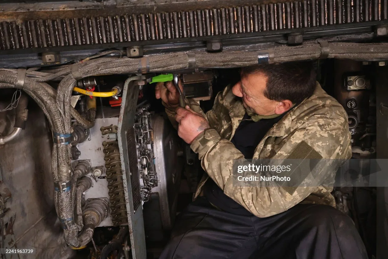 Процесс изготовления кустарного тяжелого бронетранспортера украинскими ремонтниками на шасси САУ "Мста-С" и башни от танка Т-72Б