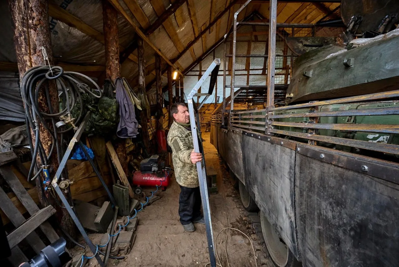 Процесс изготовления кустарного тяжелого бронетранспортера украинскими ремонтниками на шасси САУ "Мста-С" и башни от танка Т-72Б