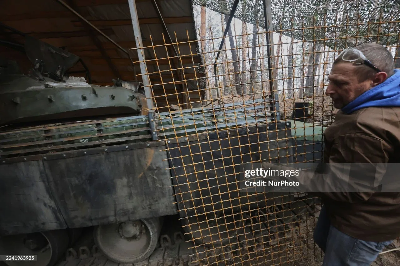 Процесс изготовления кустарного тяжелого бронетранспортера украинскими ремонтниками на шасси САУ "Мста-С" и башни от танка Т-72Б