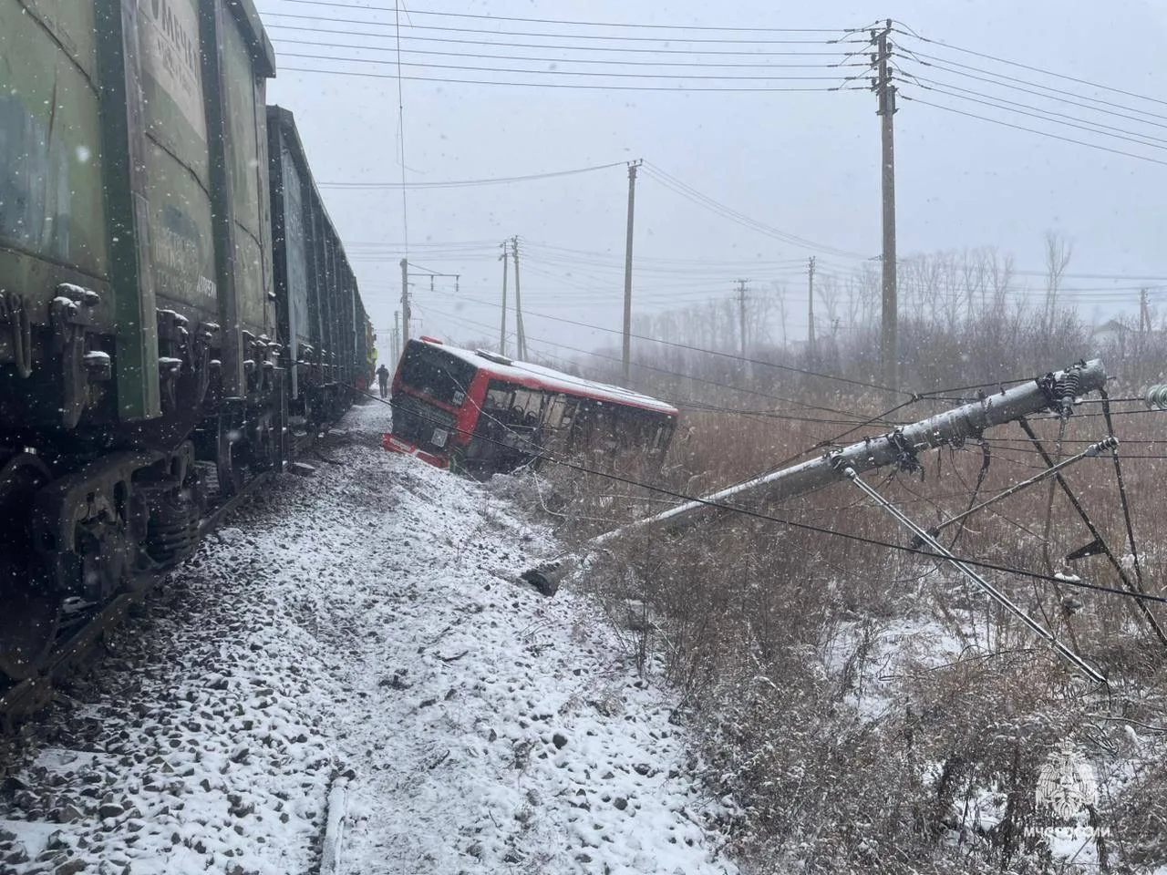 Грузовой поезд врезался в пассажирский автобус на железнодорожном переезде в Хабаровске