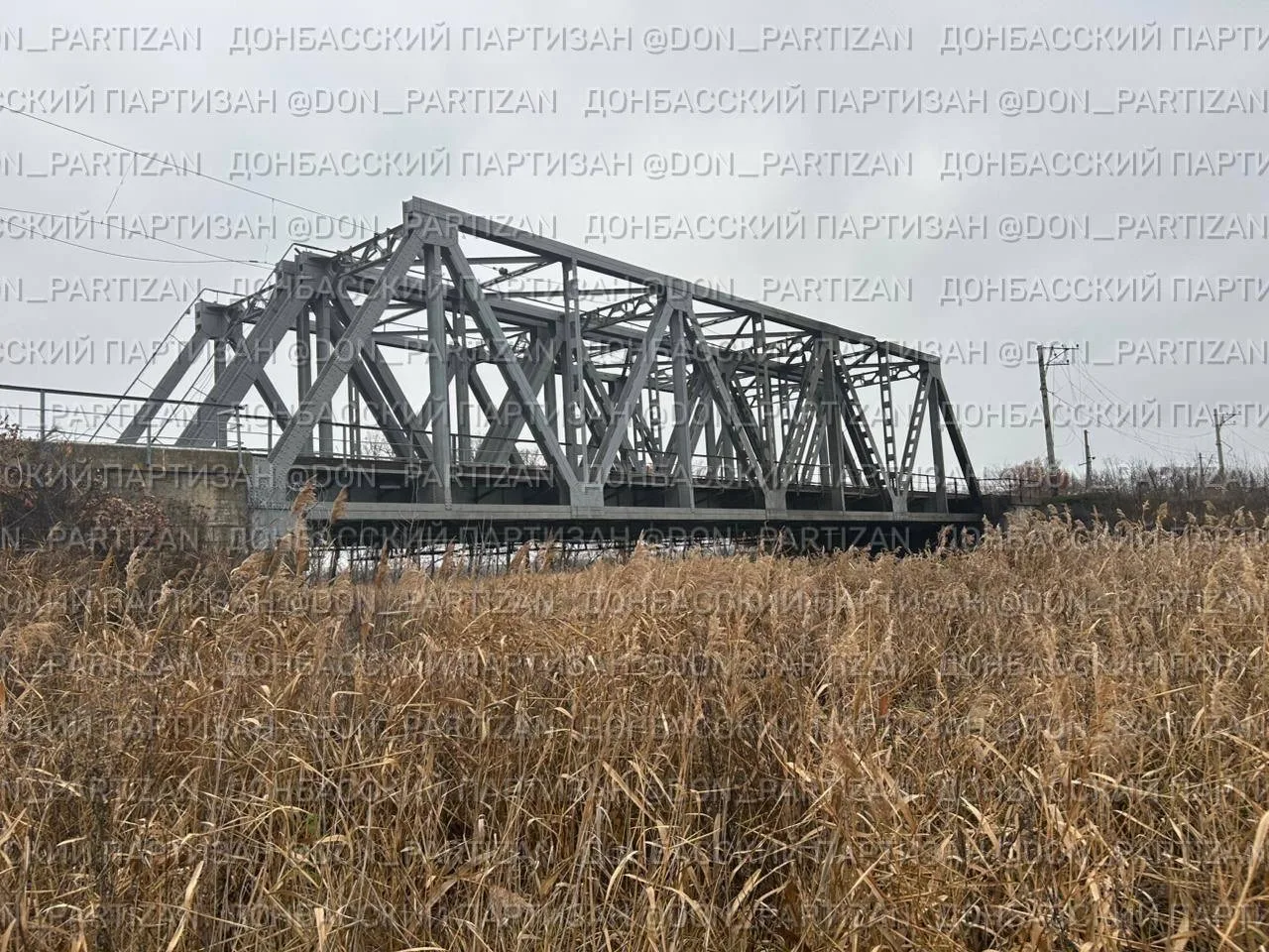 Удар по железнодорожной инфраструктуре в районе Приволья — поражение моста и контактной сети на перегоне Бантышево–Гусаровка