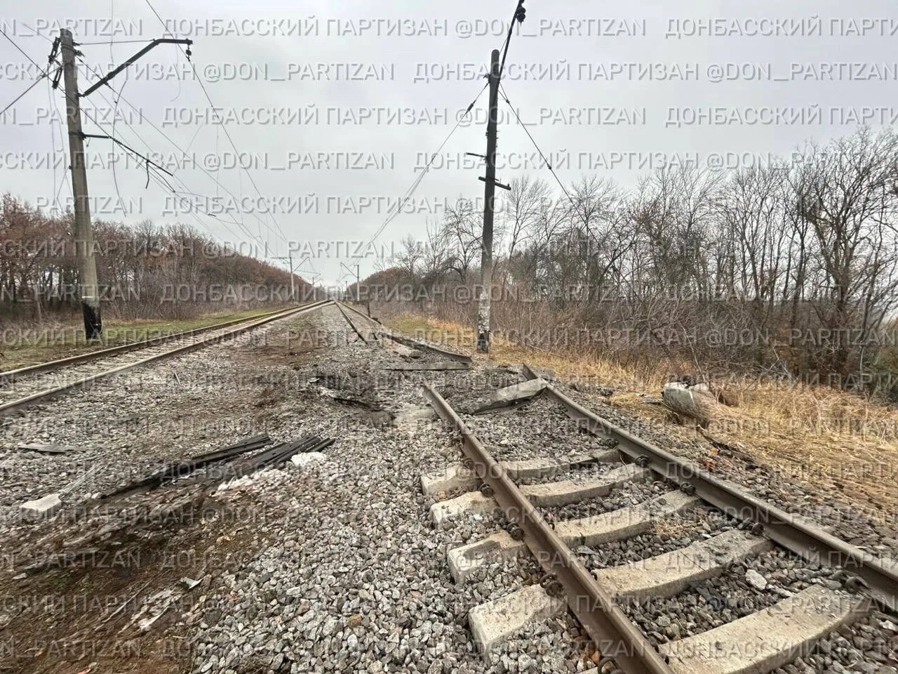 Удар по железнодорожной инфраструктуре в районе Приволья — поражение моста и контактной сети на перегоне Бантышево–Гусаровка