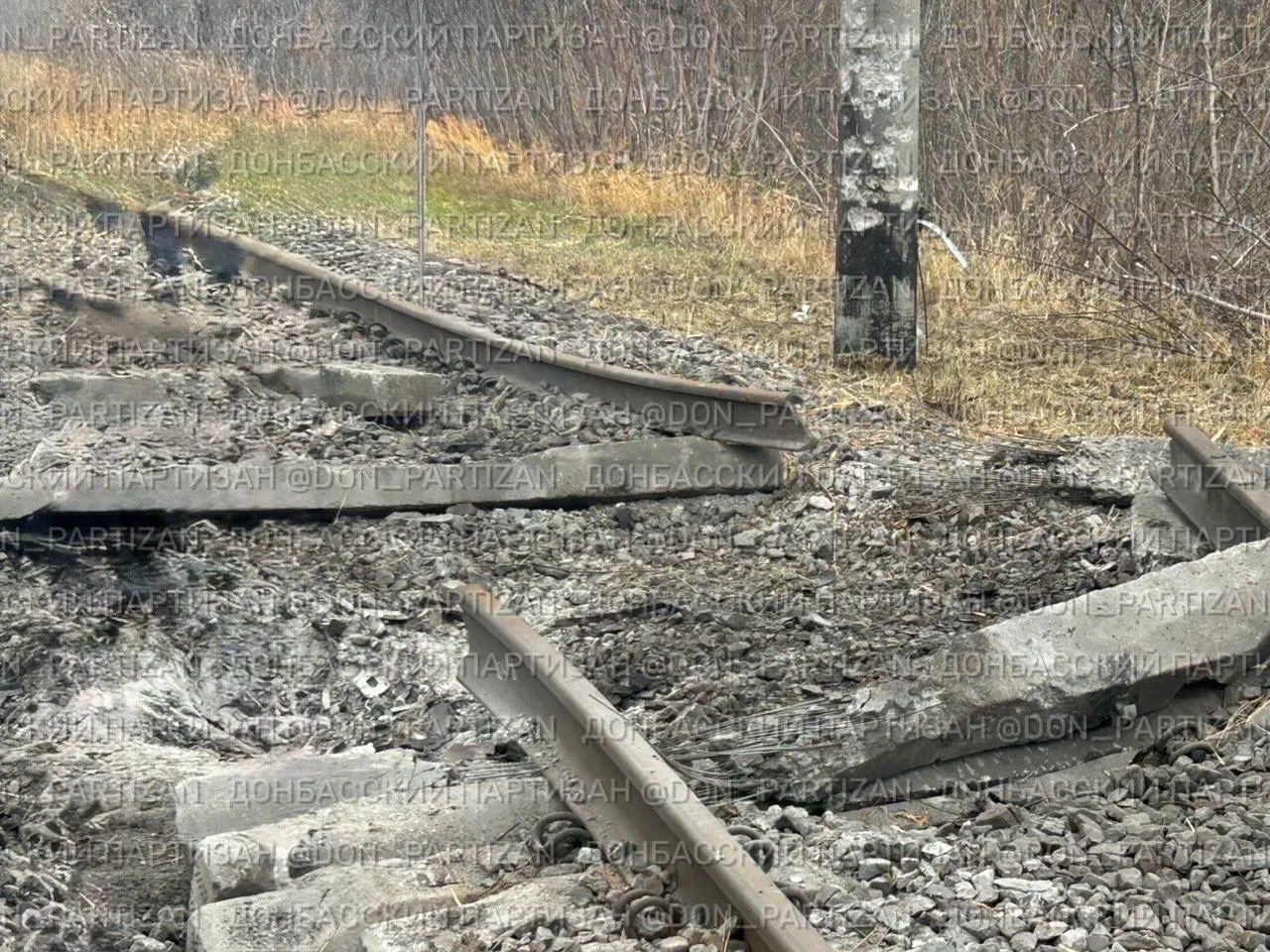 Удар по железнодорожной инфраструктуре в районе Приволья — поражение моста и контактной сети на перегоне Бантышево–Гусаровка