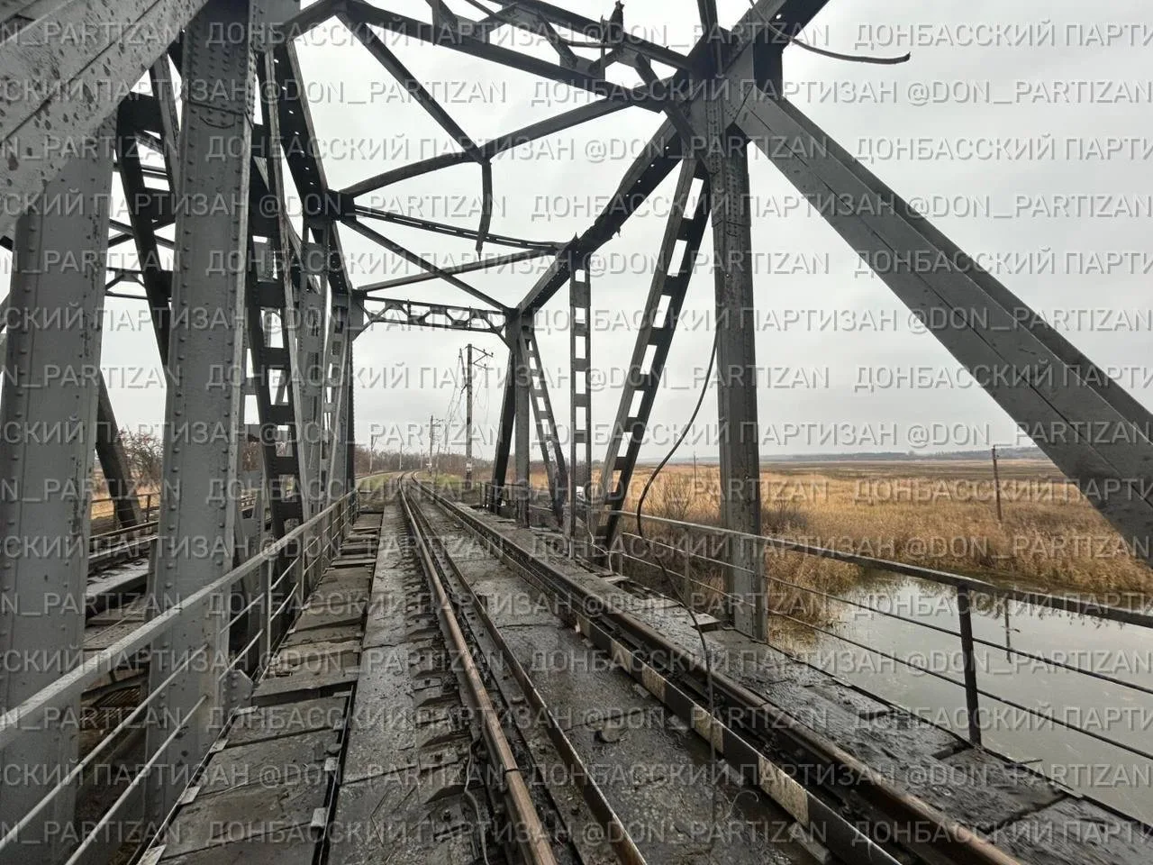 Удар по железнодорожной инфраструктуре в районе Приволья — поражение моста и контактной сети на перегоне Бантышево–Гусаровка