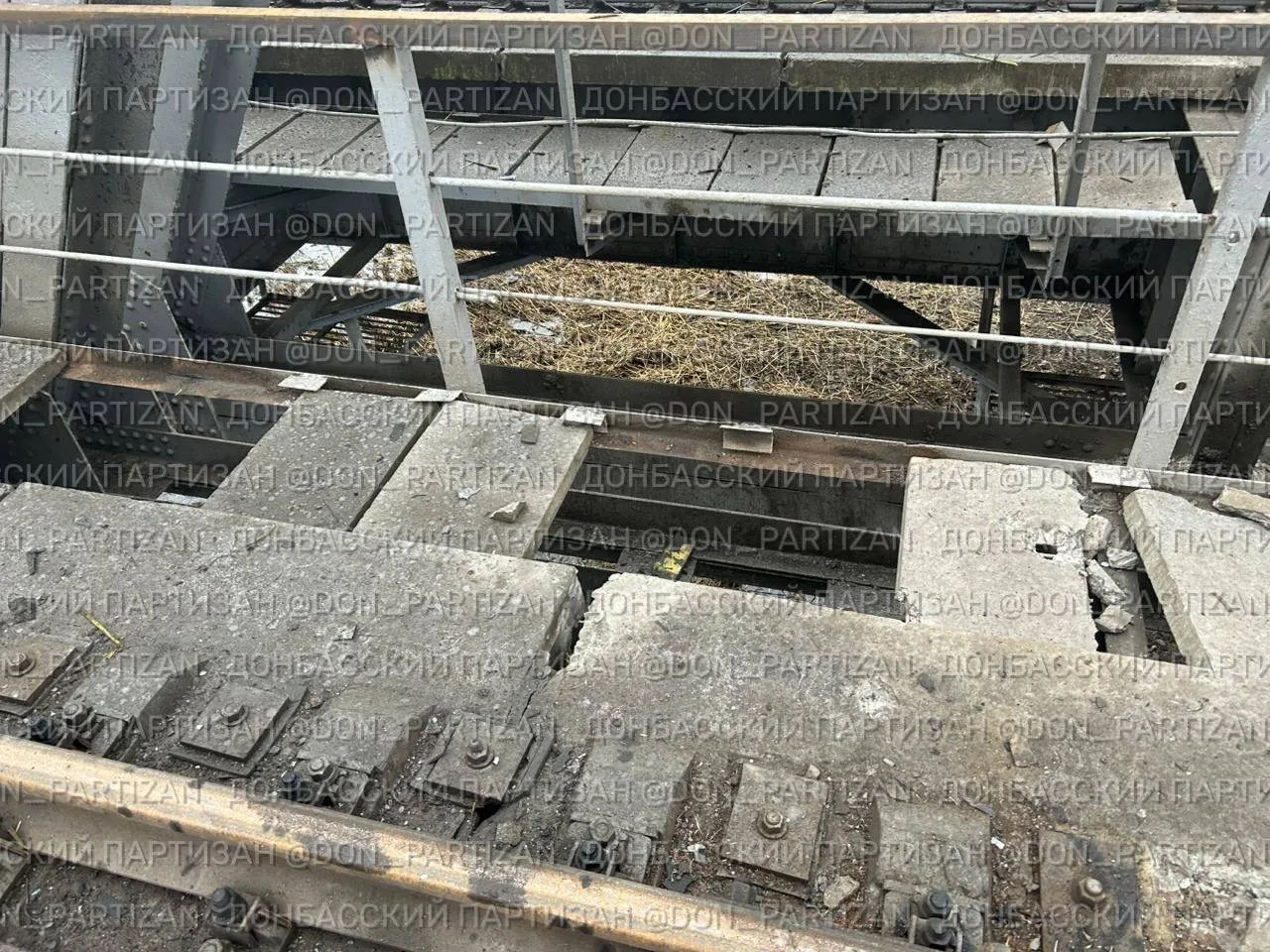 Удар по железнодорожной инфраструктуре в районе Приволья — поражение моста и контактной сети на перегоне Бантышево–Гусаровка