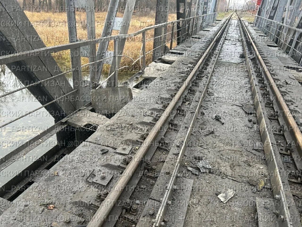 Удар по железнодорожной инфраструктуре в районе Приволья — поражение моста и контактной сети на перегоне Бантышево–Гусаровка