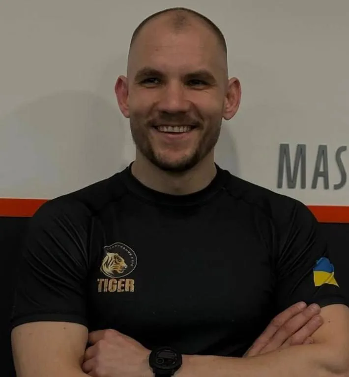 Мужчину, сопровождавшего Анджелину Джоли всё таки забрали в ВСУ