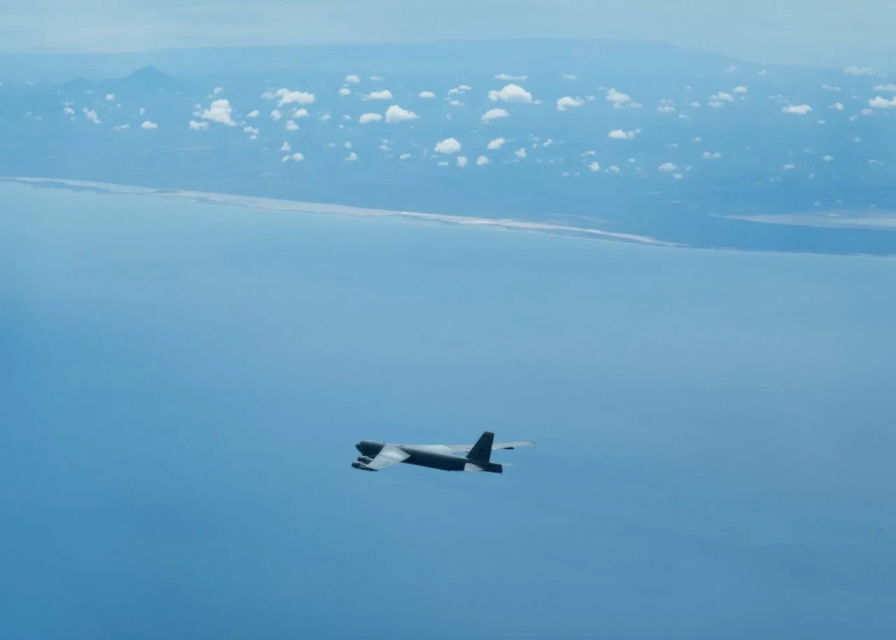 Так выглядит побережье Венесуэлы с борта бомбардировщиков B-52H Stratofortress ВВС США, регулярно осуществляющих пролеты вдоль границы, а также дозаправка в воздухе от KC-135