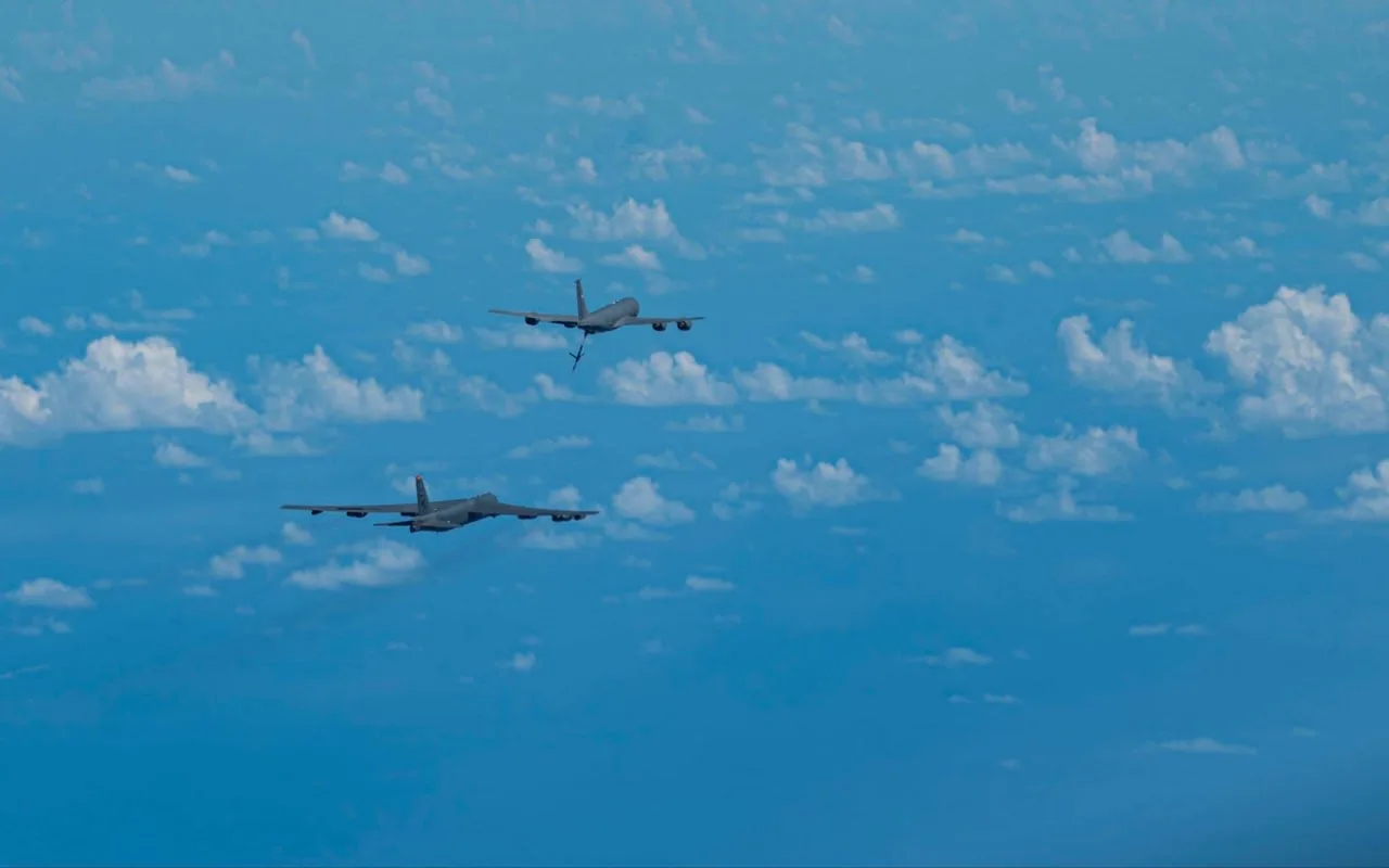 Так выглядит побережье Венесуэлы с борта бомбардировщиков B-52H Stratofortress ВВС США, регулярно осуществляющих пролеты вдоль границы, а также дозаправка в воздухе от KC-135