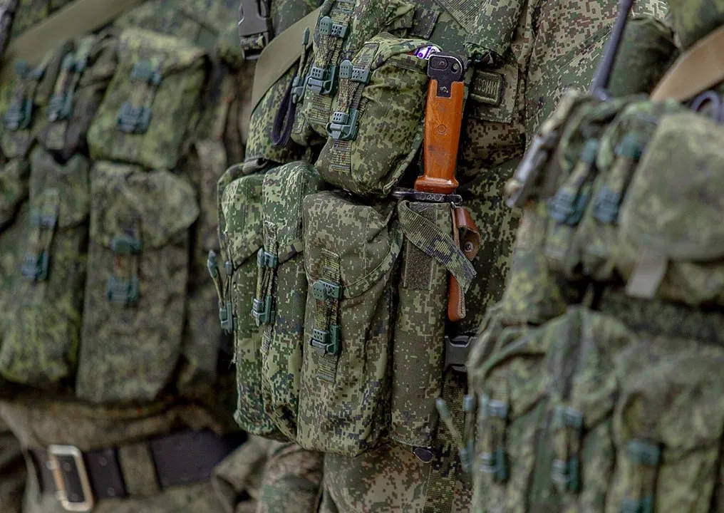 Слова о способности Украины выиграть на поле боя является глубоким заблуждением, заявил Песков