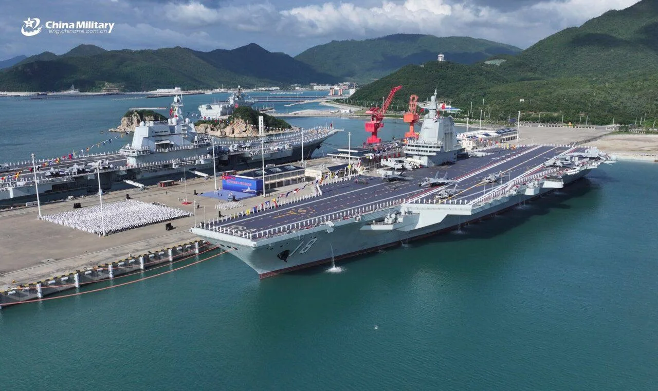 Тем временем 5 ноября состоялась церемония ввода в строй третьего китайского авианосца "Фуцзянь" (CV 18) в состав ВМС НОАК
