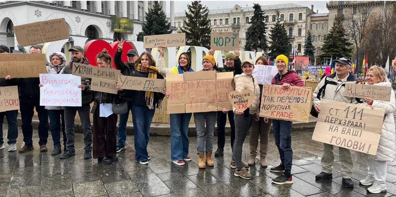 В Киеве требуют отставки Зеленского