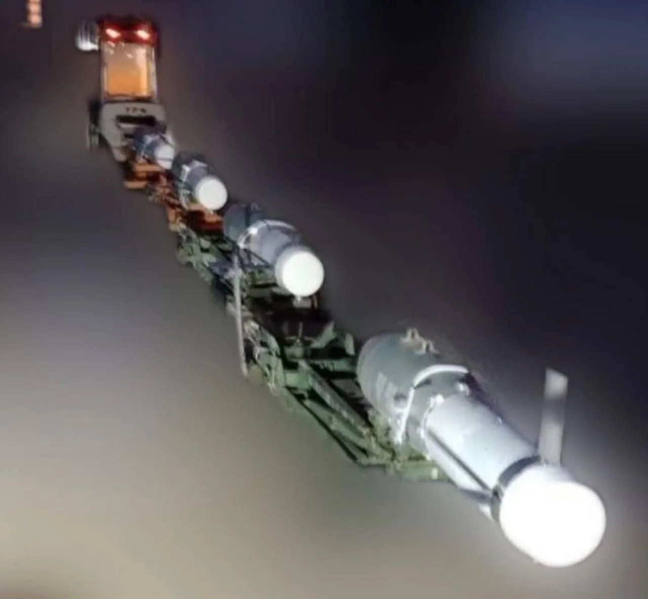 Новые снимки дальнобойных ФАБов с УМПК показывают, что обычная свободнопадающая авиабомба ожидаемо эволюционирует в дешёвую крылатую ракету