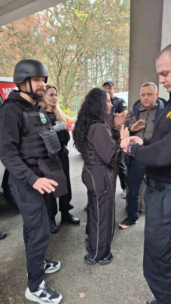 Один из охранников Анджелины Джоли был задержан сотрудниками ТЦК в Николаевской области. Из-за этого голливудская звезда была вынуждена лично забирать своего охранника