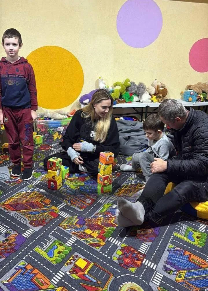 Один из охранников Анджелины Джоли был задержан сотрудниками ТЦК в Николаевской области. Из-за этого голливудская звезда была вынуждена лично забирать своего охранника