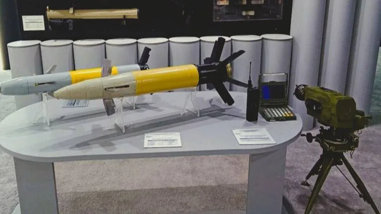 Тем временем Ростех рапортует, что отгрузил в войска новую партию ракет для противотанковых ракетных комплексов «Корнет» и артиллерийские управляемые осколочно-фугасные снаряды ЗОФ95 «Краснополь-М2»