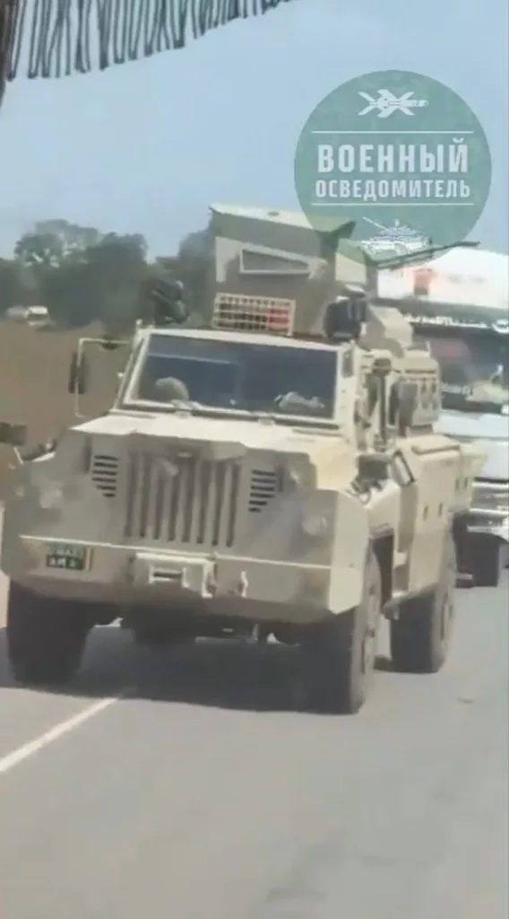 Броневики Norinco VP11, пикапы и вертолеты Ми-8 «Африканского Корпуса» ВС РФ сопровождают огромную колонну бензовозов по пути к столице Мали городу Бамако