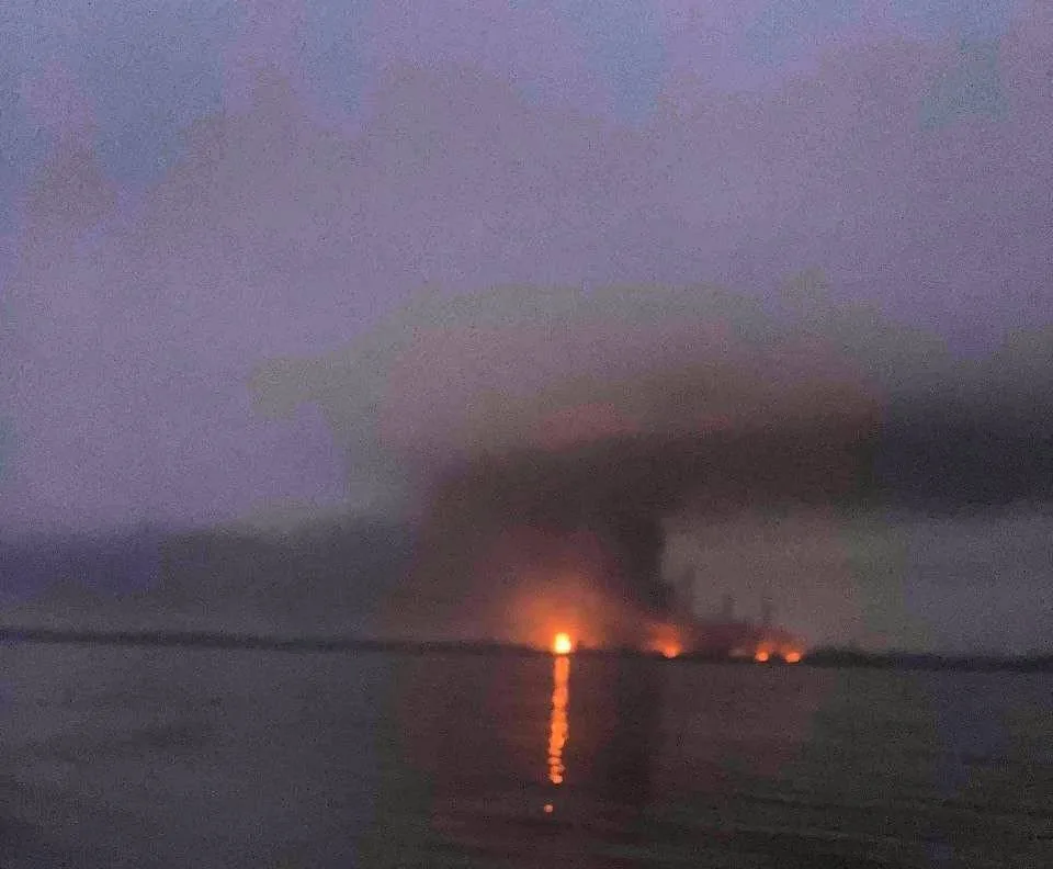 Кадры последствий комбинированного удара дронов-камикадзе «Герань-2», ОТРК «Искандер» и гиперзвуковой ракеты «Кинжал» по Змиёвской ТЭС, расположенной около города Слобожанское Харьковской области