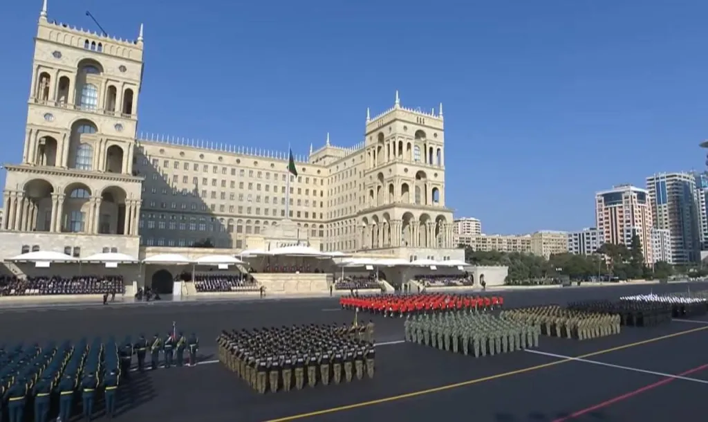 Алиев высмеял армян на параде в Азербайджане