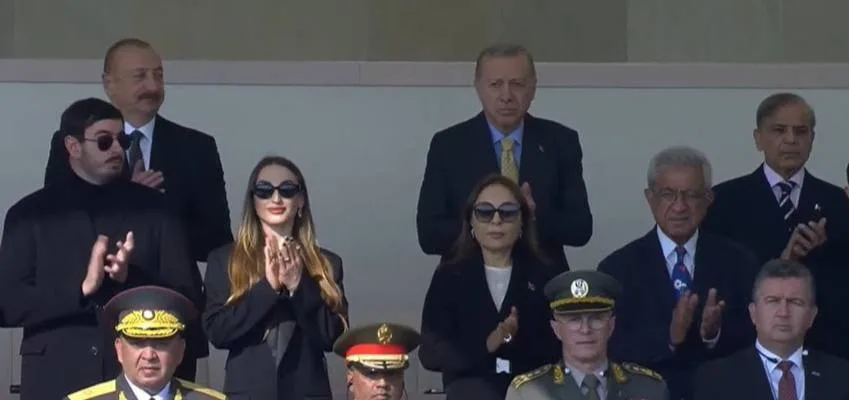 Алиев высмеял армян на параде в Азербайджане