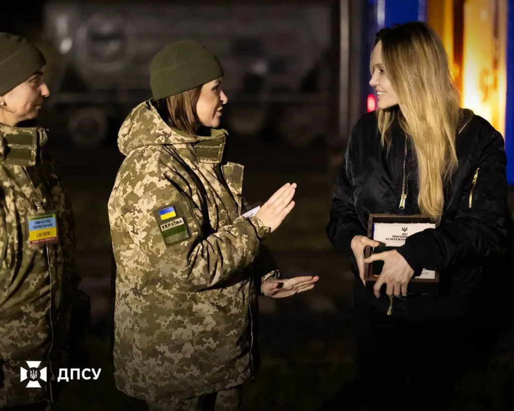 Джоли написала пост о своей поездке на Украину, но умолчала о задержанном ТЦК водителе