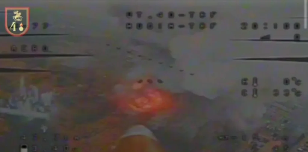 Редкие кадры удара по позициям украинских дроноводов в Константиновке: сразу три ФАБ-500 с УМПК поражают цель практически одновременно