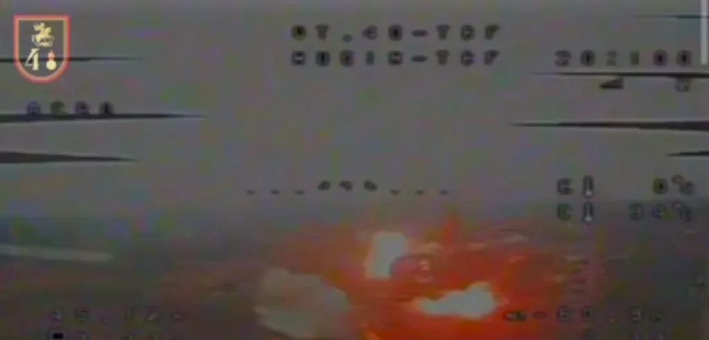 Редкие кадры удара по позициям украинских дроноводов в Константиновке: сразу три ФАБ-500 с УМПК поражают цель практически одновременно