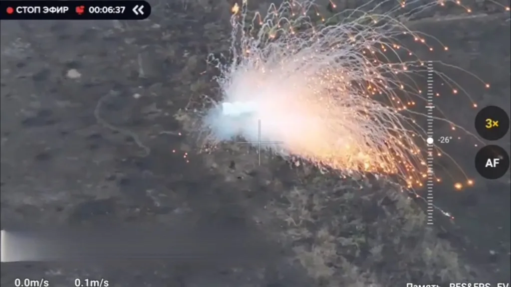 Прилет дрона-камикадзе "Молния-2" с желтым фосфором в качестве боевой части по украинской позиции