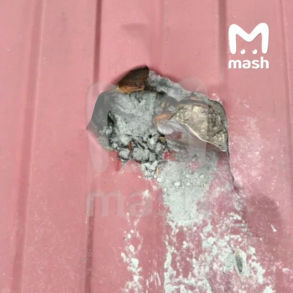 Метеорит, замеченный над Москвой и соседними регионами, пробил крышу частного дома в поселке Брейтово Ярославской области