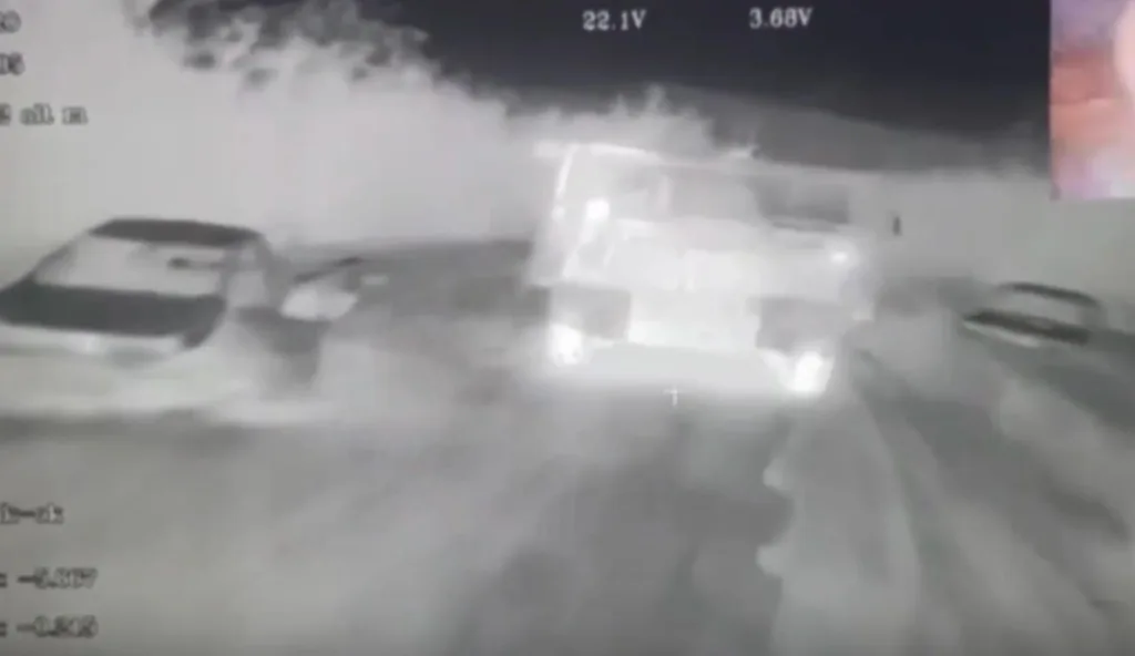 В дополнение информации по Купянску МО РФ показало кадры, где наносится удар по логистике ВСУ на подъездах к городу