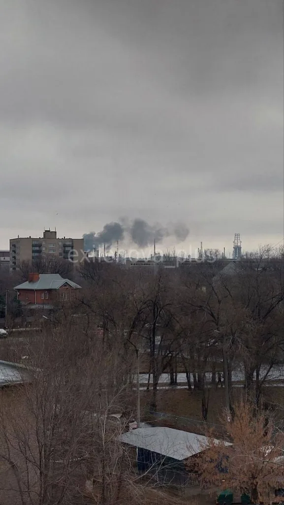 Последствия атаки украинских дронов-камикадзе на НПЗ «Орскнефтеоргсинтез» в Орске Оренбургской области